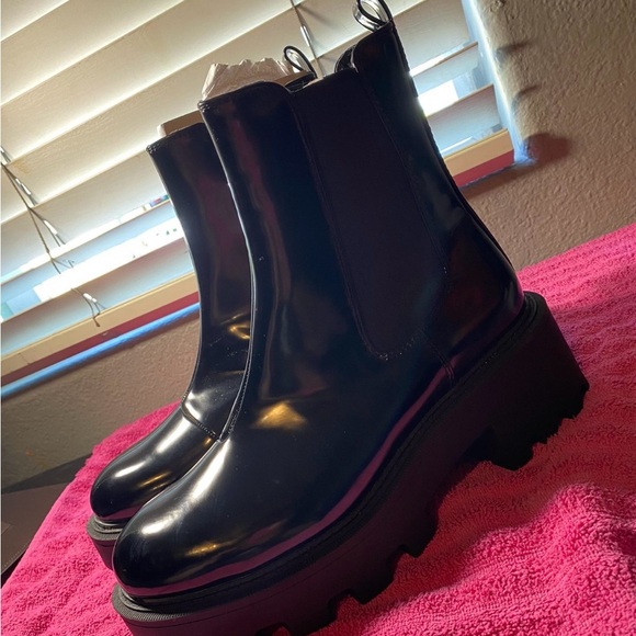 Black leather boots - Picture 2 of 3